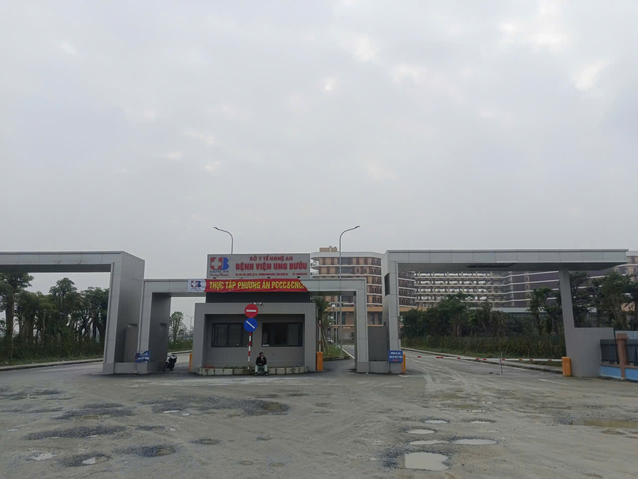 VIDEO: Bệnh viện gần 1.700 tỉ đồng sát nghĩa trang hàng ngàn lăng, mộ- Ảnh 6.