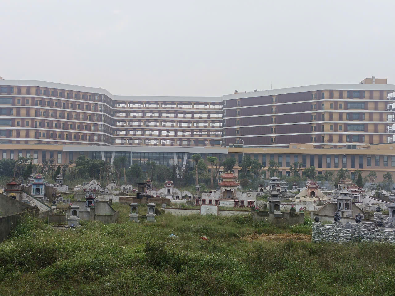 VIDEO: Bệnh viện gần 1.700 tỉ đồng sát nghĩa trang hàng ngàn lăng, mộ- Ảnh 1.