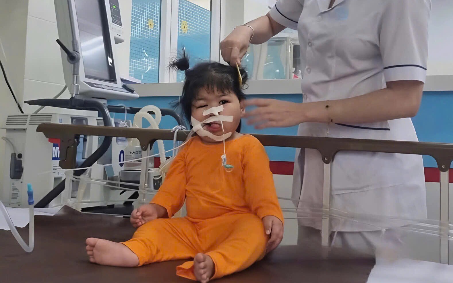 Vị bác sĩ có đôi bàn tay tài hoa- Ảnh 3. Xót xa bé gái mắc bệnh não bị mẹ bỏ rơi, lớn lên trên giường bệnh trong vòng tay yêu thương của 24 y bác sĩ