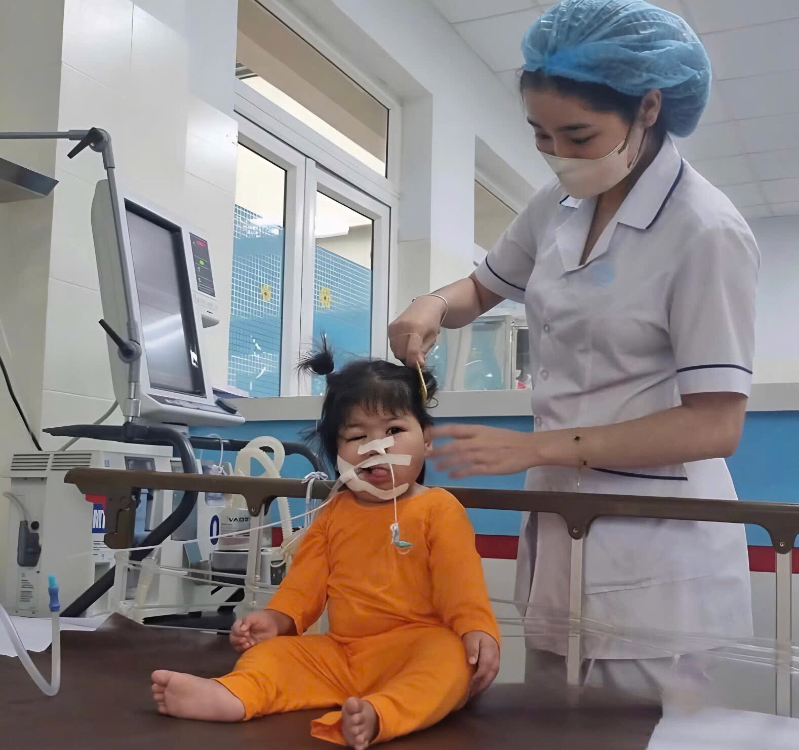 Xót xa bé gái mắc bệnh não bị mẹ bỏ rơi, lớn lên trên giường bệnh trong vòng tay yêu thương của 24 y bác sĩ- Ảnh 3. Xót xa bé gái mắc bệnh não bị mẹ bỏ rơi, lớn lên trên giường bệnh trong vòng tay yêu thương của 24 y bác sĩ- Ảnh 3.