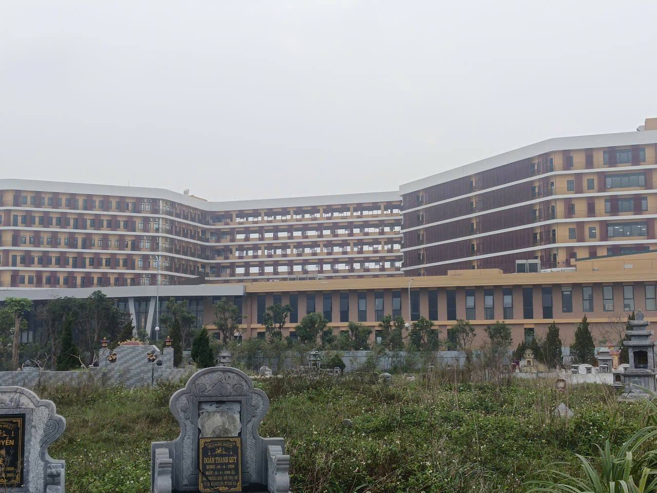 VIDEO: Bệnh viện gần 1.700 tỉ đồng sát nghĩa trang hàng ngàn lăng, mộ- Ảnh 7.