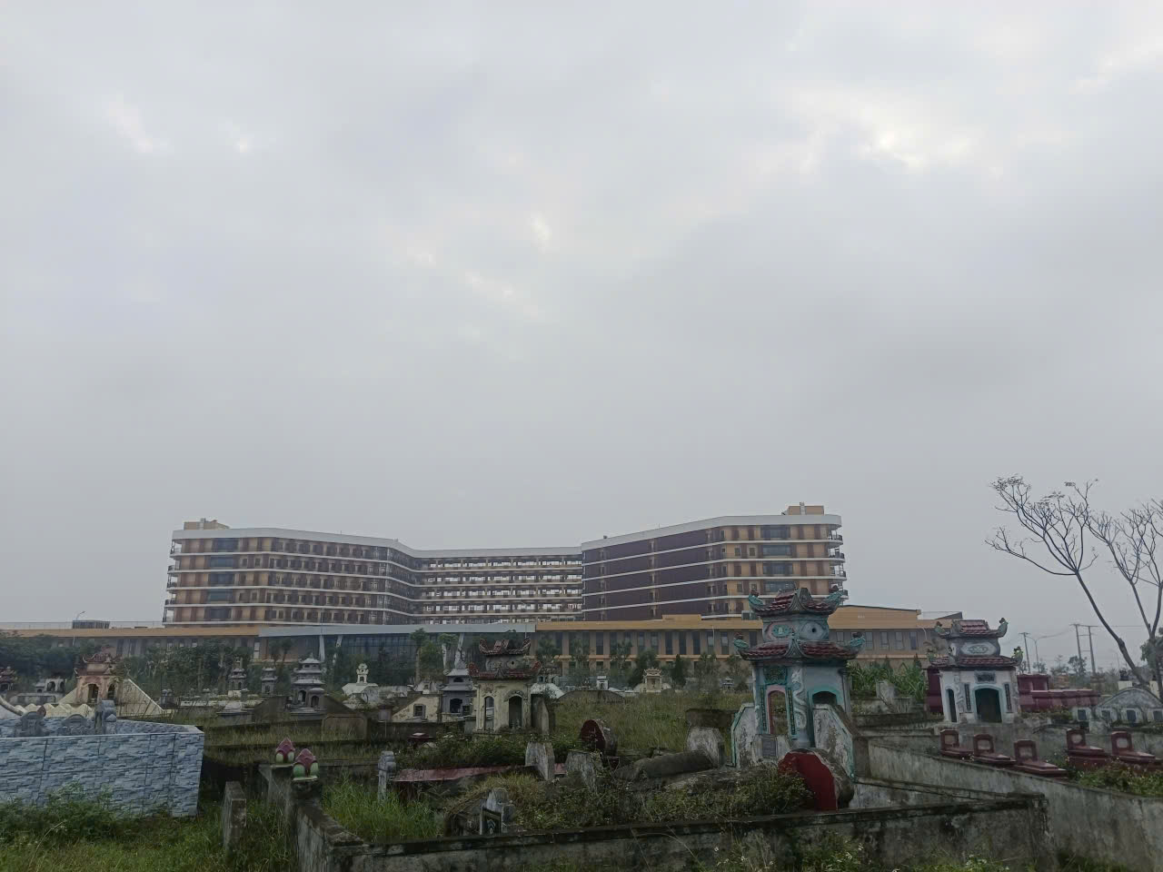 VIDEO: Bệnh viện gần 1.700 tỉ đồng sát nghĩa trang hàng ngàn lăng, mộ- Ảnh 2.