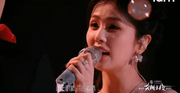 Hiếm ai được như mỹ nhân đẹp nhất Trung Quốc: Diễn tốt hát hay, 14 giây tình tứ công khai khiến dàn sao hạng A không rời mắt- Ảnh 1.