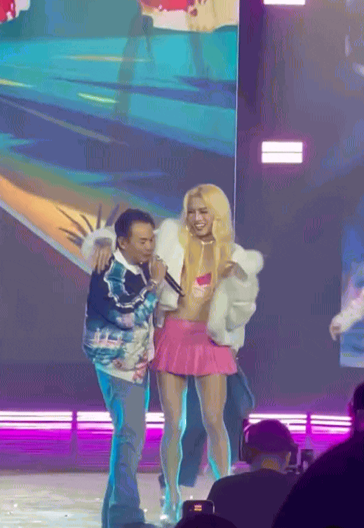 Phát hiện “mỹ nhân” khiến Binz mất tập trung, hoảng hốt không thể rap nổi!- Ảnh 4. Phát hiện “mỹ nhân” khiến Binz mất tập trung, hoảng hốt không thể rap nổi!- Ảnh 4.