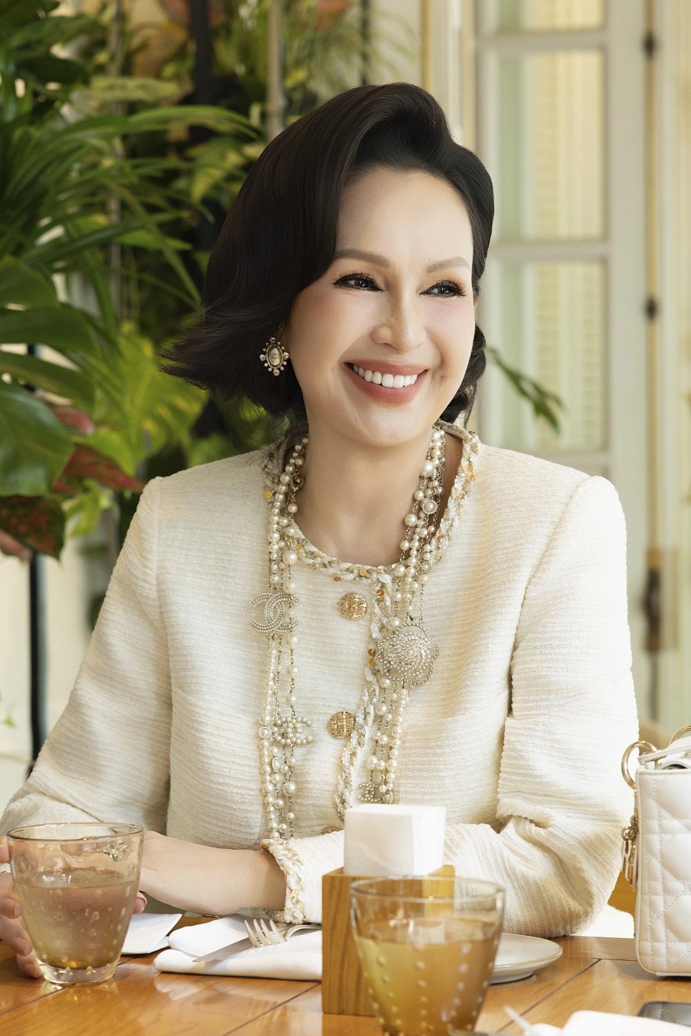 Vóc dáng tuổi 63 của mỹ nhân Việt duy nhất được tung hô “hoa hậu không ngai”, chồng yêu chiều hết mực- Ảnh 9. Vóc dáng tuổi 63 của mỹ nhân Việt duy nhất được tung hô “hoa hậu không ngai”, chồng yêu chiều hết mực- Ảnh 9.