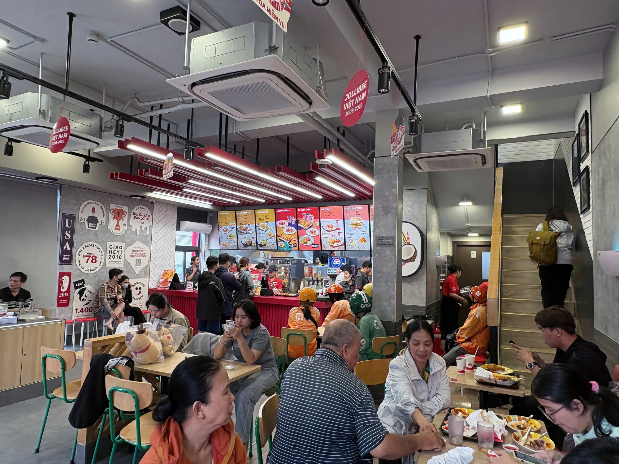 Trào lưu xếp hàng mua gà rán "săn tuần lộc" gây sốt trong giới trẻ mùa Noel 2025- Ảnh 1.