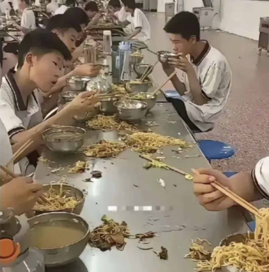 Bức ảnh thức ăn vương vãi trên bàn ăn ở trường học gây bão mạng, bất ngờ nhận 11 ngàn lượt "thích": Chuyện kỳ cục gì thế?- Ảnh 1. Bức ảnh thức ăn vương vãi trên bàn ăn ở trường học gây bão mạng, bất ngờ nhận 11 ngàn lượt "thích": Chuyện kỳ cục gì thế?- Ảnh 1.