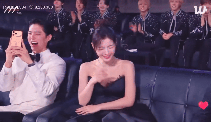 "Em gái quốc dân" Kim Yoo Jung nũng nịu yêu phát hờn, tạo nên "6 giây thần thánh" náo loạn cả AAA- Ảnh 2. "Em gái quốc dân" Kim Yoo Jung nũng nịu yêu phát hờn, tạo nên "6 giây thần thánh" náo loạn cả AAA- Ảnh 2.