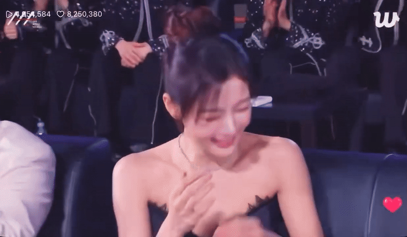 "Em gái quốc dân" Kim Yoo Jung nũng nịu yêu phát hờn, tạo nên "6 giây thần thánh" náo loạn cả AAA- Ảnh 3. "Em gái quốc dân" Kim Yoo Jung nũng nịu yêu phát hờn, tạo nên "6 giây thần thánh" náo loạn cả AAA- Ảnh 3.