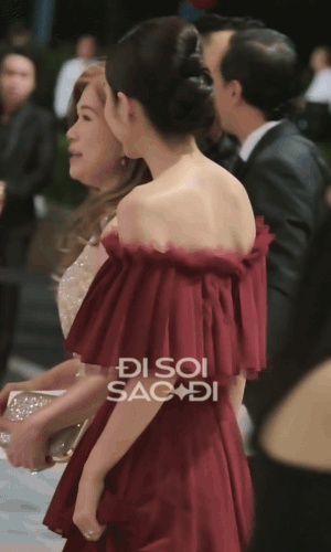 Hà Tăng phá đảo cam thường đến bờ vai cũng đẹp chấn động, tay trong tay với Louis Nguyễn đi đám cưới em gái- Ảnh 6. Hà Tăng phá đảo cam thường đến bờ vai cũng đẹp chấn động, tay trong tay với Louis Nguyễn đi đám cưới em gái- Ảnh 6.