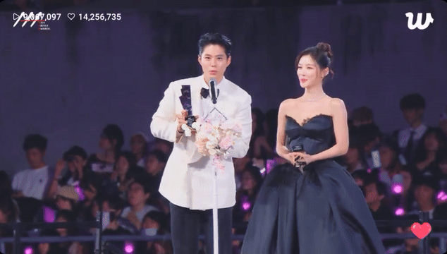 Park Bo Gum "số hưởng" nhất AAA 2025: Thắng tận 2 giải couple, sánh đôi 2 "vợ" màn ảnh xinh ngây ngất!- Ảnh 5. Park Bo Gum "số hưởng" nhất AAA 2025: Thắng tận 2 giải couple, sánh đôi 2 "vợ" màn ảnh xinh ngây ngất!- Ảnh 5.