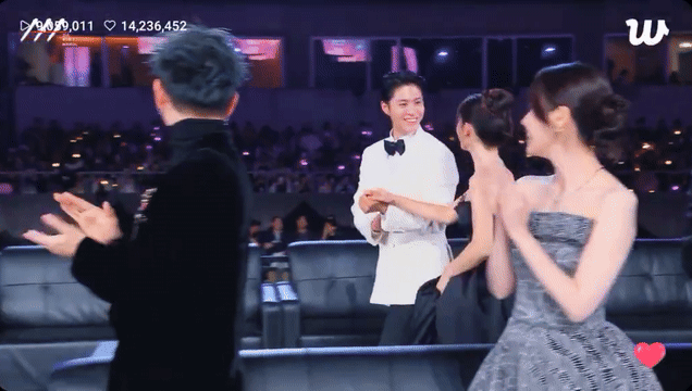 Park Bo Gum "số hưởng" nhất AAA 2025: Thắng tận 2 giải couple, sánh đôi 2 "vợ" màn ảnh xinh ngây ngất!- Ảnh 4. Park Bo Gum "số hưởng" nhất AAA 2025: Thắng tận 2 giải couple, sánh đôi 2 "vợ" màn ảnh xinh ngây ngất!- Ảnh 4.