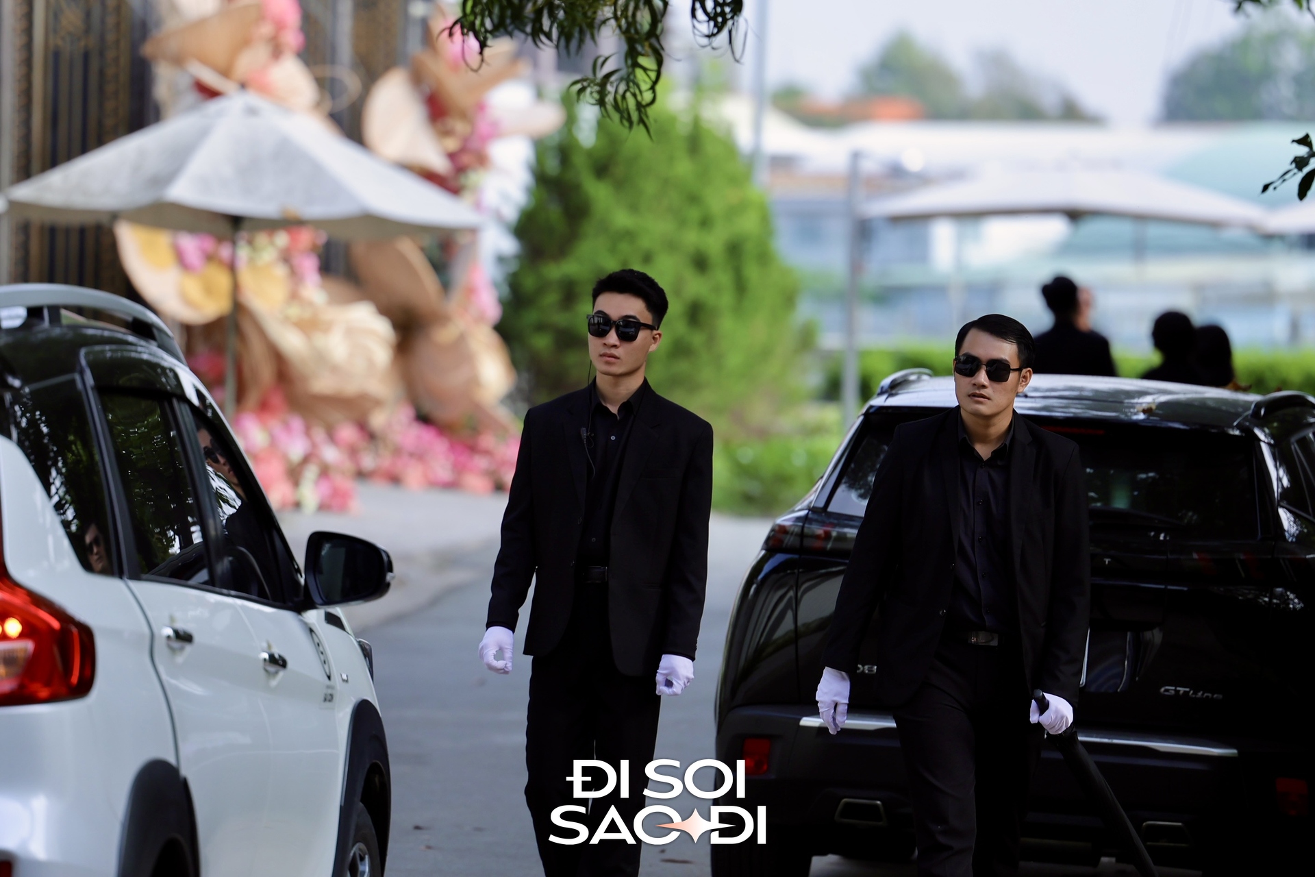 Đám cưới Tiên Nguyễn: Chú rể ngoại quốc mang sính lễ khủng cưới vợ, Linh Rin - Hà Tăng và dàn anh em nhà tỷ phú rần rần đổ bộ- Ảnh 16.