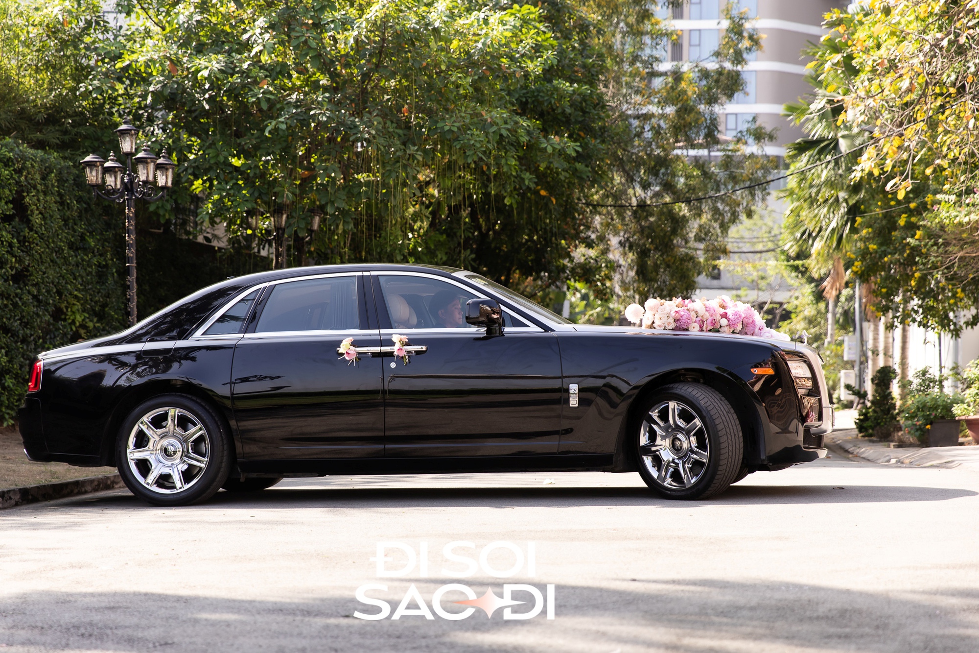Đám cưới Tiên Nguyễn: Dàn sính lễ cực khủng, Rolls-Royce và hàng dài xe sang bạc tỷ nối đuôi rước dâu gây choáng- Ảnh 6. Đám cưới Tiên Nguyễn: Dàn sính lễ cực khủng, Rolls-Royce và hàng dài xe sang bạc tỷ nối đuôi rước dâu gây choáng- Ảnh 6.