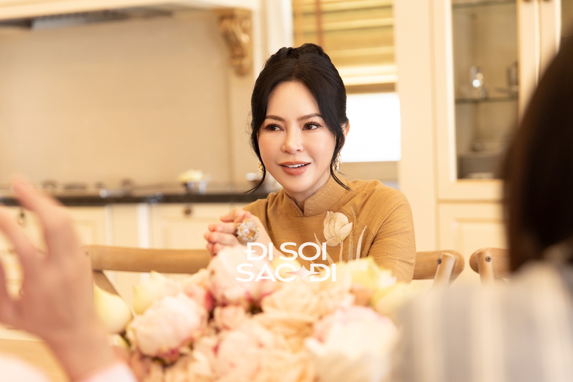 Lần đầu tâm sự chuyện gả con, vợ chồng tỷ phú Johnathan Hạnh Nguyễn xúc động: “Thảo Tiên hứa mỗi tuần về thăm 3 lần, về ăn cơm nhà"- Ảnh 2. Lần đầu tâm sự chuyện gả con, vợ chồng tỷ phú Johnathan Hạnh Nguyễn xúc động: “Thảo Tiên hứa mỗi tuần về thăm 3 lần, về ăn cơm nhà"- Ảnh 2.