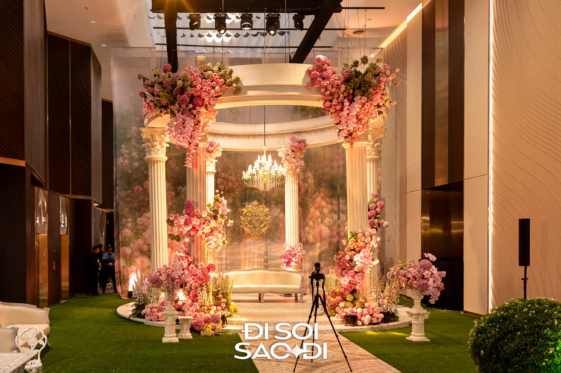 Trọn vẹn siêu lễ cưới của Tiên Nguyễn và chồng gốc Dubai: Dâu rể gấp đôi visual, gia đình tỷ phú đến dàn khách mời "quá vuýp"!- Ảnh 34. Trọn vẹn siêu lễ cưới của Tiên Nguyễn và chồng gốc Dubai: Dâu rể gấp đôi visual, gia đình tỷ phú đến dàn khách mời "quá vuýp"!- Ảnh 34.