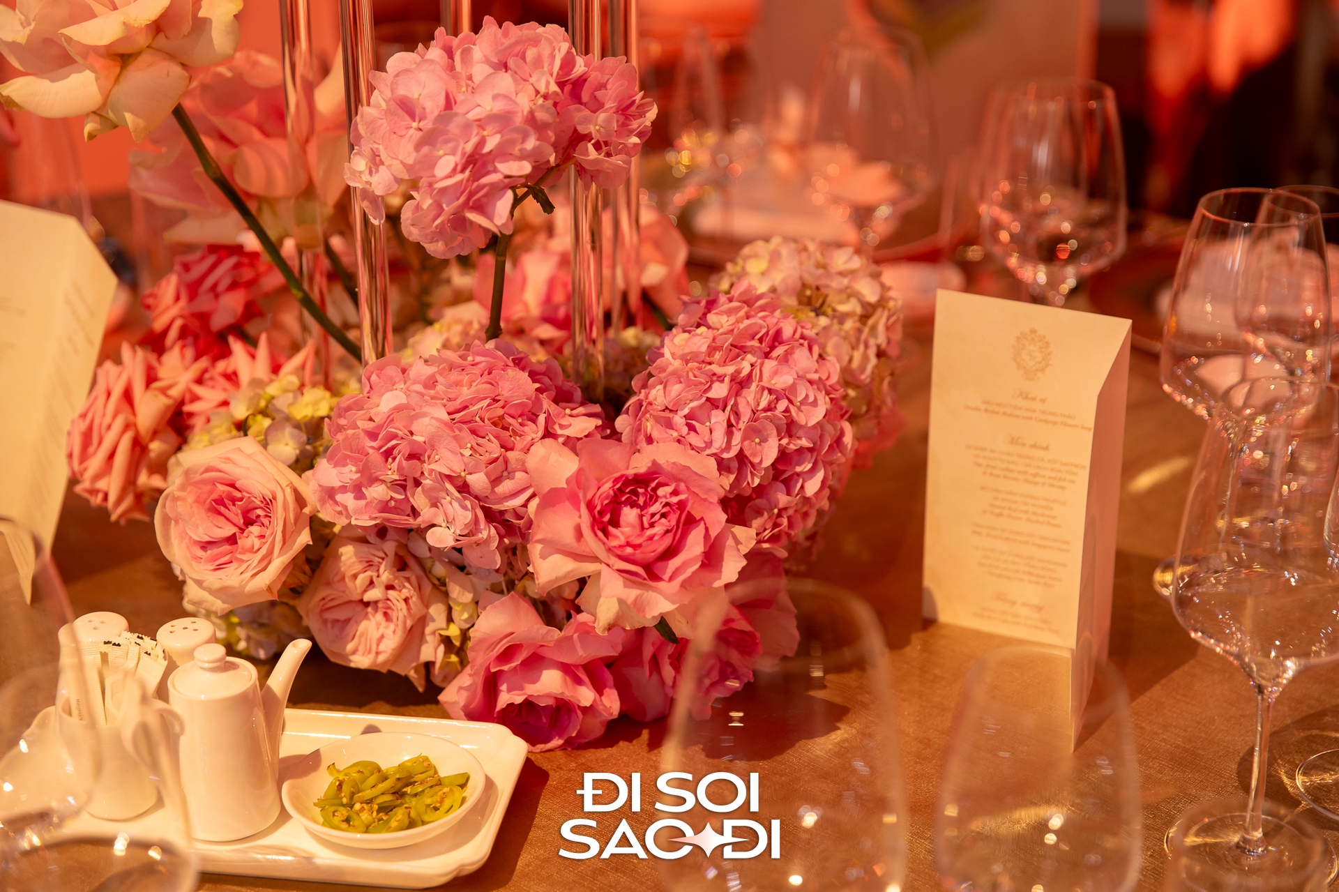 Trọn vẹn siêu lễ cưới của Tiên Nguyễn và chồng gốc Dubai: Dâu rể gấp đôi visual, gia đình tỷ phú đến dàn khách mời "quá vuýp"!- Ảnh 35. Trọn vẹn siêu lễ cưới của Tiên Nguyễn và chồng gốc Dubai: Dâu rể gấp đôi visual, gia đình tỷ phú đến dàn khách mời "quá vuýp"!- Ảnh 35.