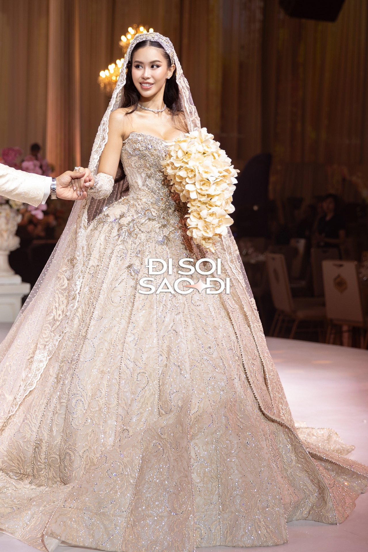 Trọn vẹn siêu lễ cưới của Tiên Nguyễn và chồng gốc Dubai: Dâu rể gấp đôi visual, gia đình tỷ phú đến dàn khách mời "quá vuýp"!- Ảnh 25. Trọn vẹn siêu lễ cưới của Tiên Nguyễn và chồng gốc Dubai: Dâu rể gấp đôi visual, gia đình tỷ phú đến dàn khách mời "quá vuýp"!- Ảnh 25.