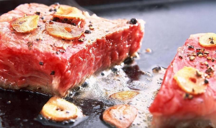 2 vợ chồng bị "đục khoét" đầu gối, viêm chảy mủ vì ăn thịt bò- Ảnh 1.