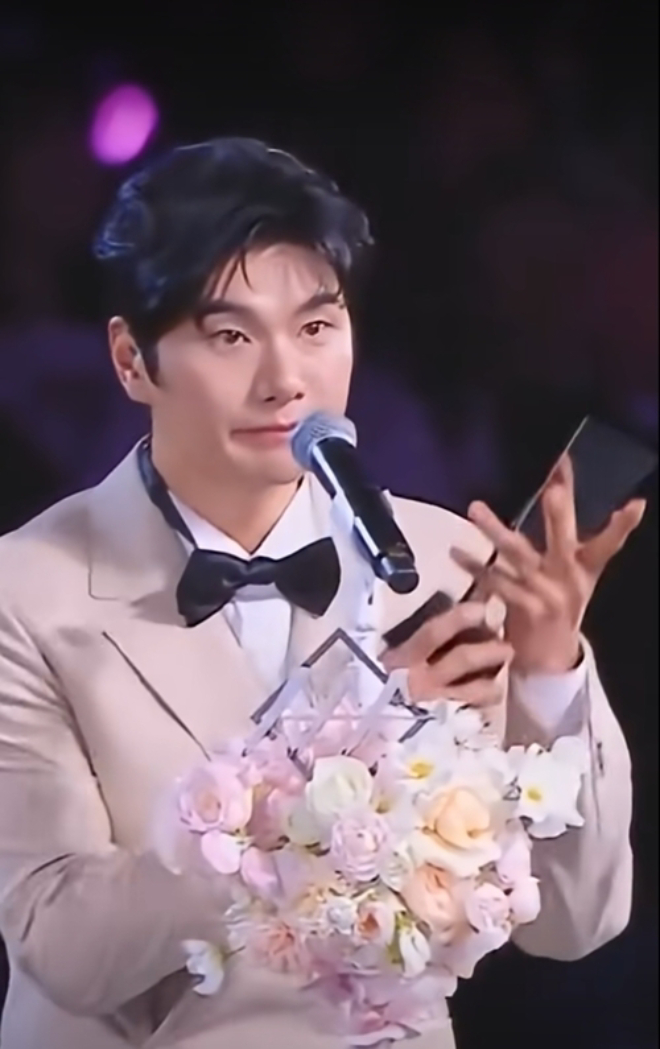 MC quốc dân ăn ở ra sao mà bị thiếu gia showbiz dằn mặt ngay trên sân khấu AAA thế này?- Ảnh 3. MC quốc dân ăn ở ra sao mà bị thiếu gia showbiz dằn mặt ngay trên sân khấu AAA thế này?- Ảnh 3.