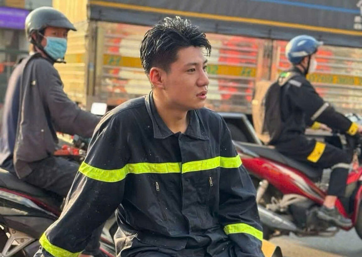 Khoảnh khắc thót tim chiến sĩ cảnh sát cứu nữ sinh trước đầu xe container- Ảnh 1.