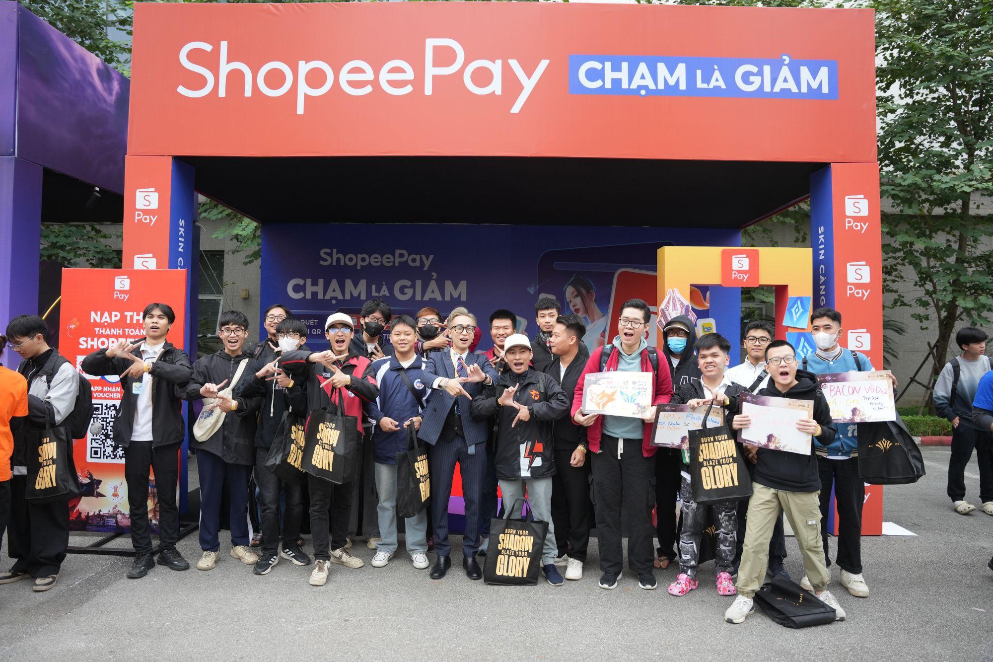 ShopeePay "gây sốt" AIC 2025: Giảm đến 50% nạp thẻ, loạt ưu đãi độc quyền cho fan Esports- Ảnh 7. ShopeePay "gây sốt" AIC 2025: Giảm đến 50% nạp thẻ, loạt ưu đãi độc quyền cho fan Esports- Ảnh 7.