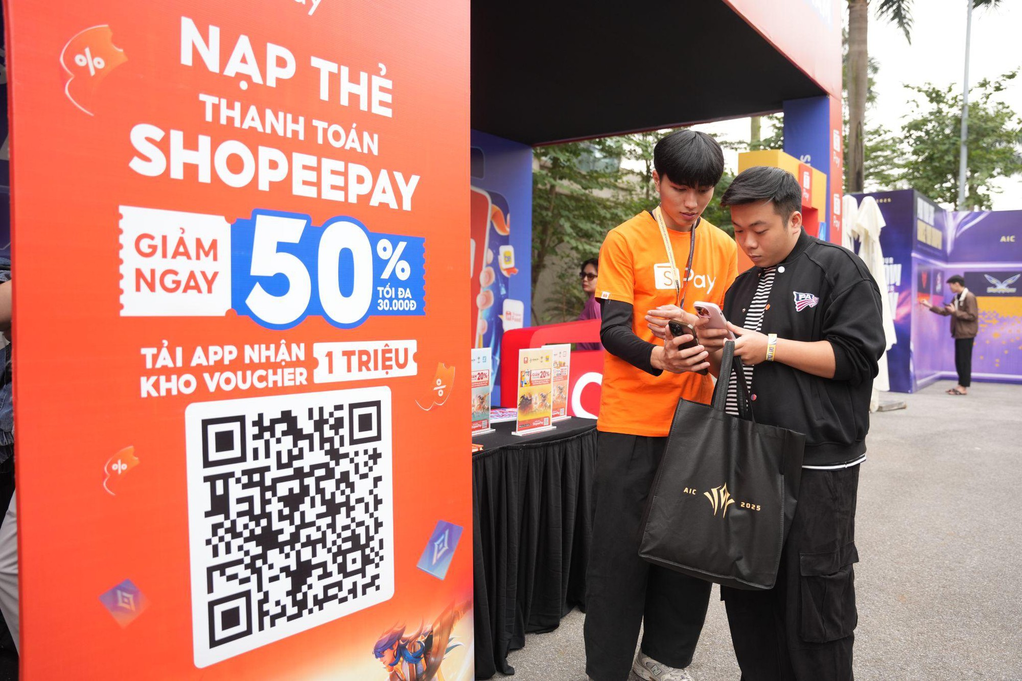 ShopeePay "gây sốt" AIC 2025: Giảm đến 50% nạp thẻ, loạt ưu đãi độc quyền cho fan Esports- Ảnh 8. ShopeePay "gây sốt" AIC 2025: Giảm đến 50% nạp thẻ, loạt ưu đãi độc quyền cho fan Esports- Ảnh 8.
