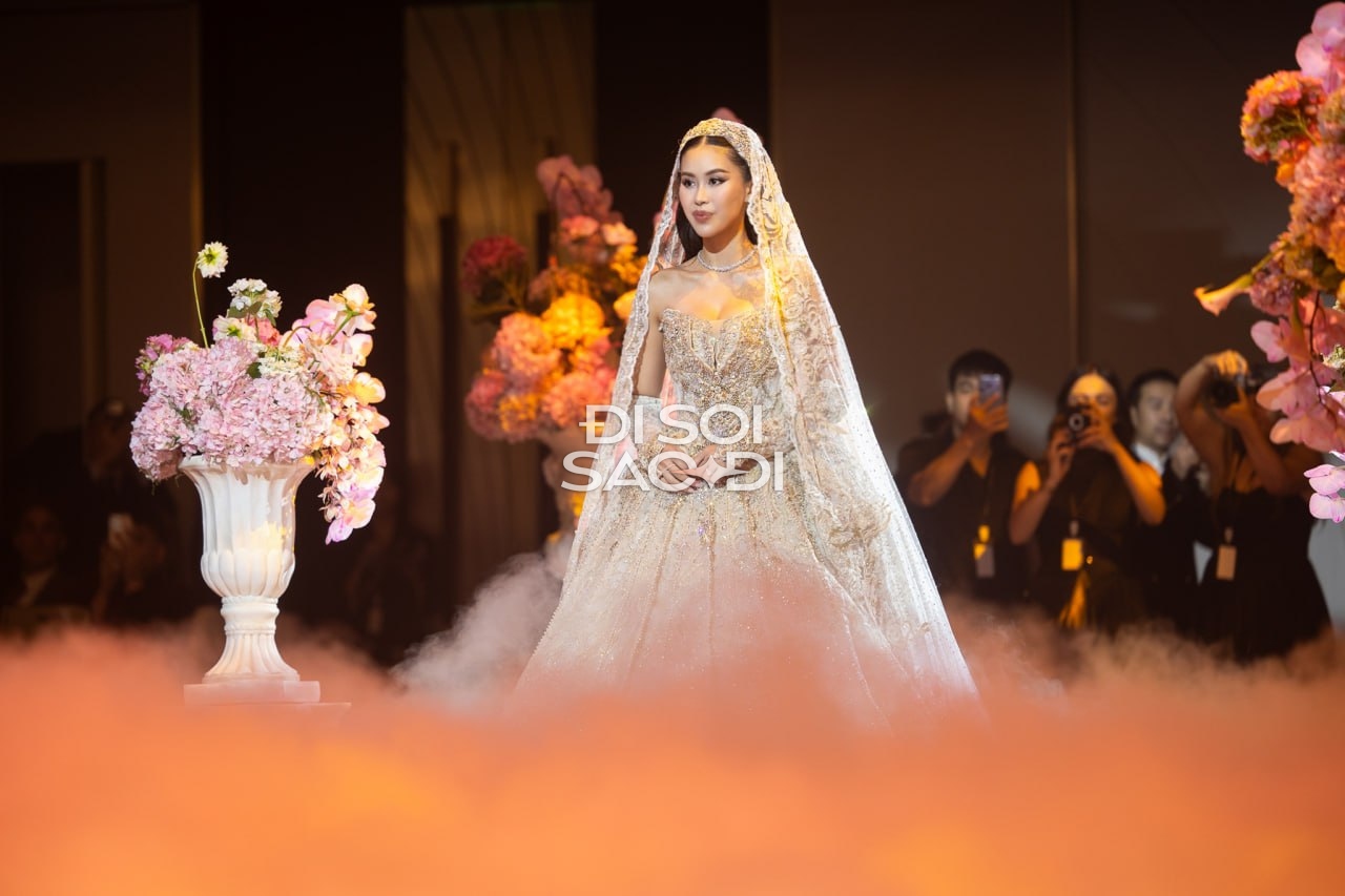 Không ai dám làm giống Cẩm Ly: Mang cả liên khúc miền Tây đến hôn lễ nhà tỷ phú, nhan sắc 50 tuổi quá bén- Ảnh 1. Không ai dám làm giống Cẩm Ly: Mang cả liên khúc miền Tây đến hôn lễ nhà tỷ phú, nhan sắc 50 tuổi quá bén- Ảnh 1.