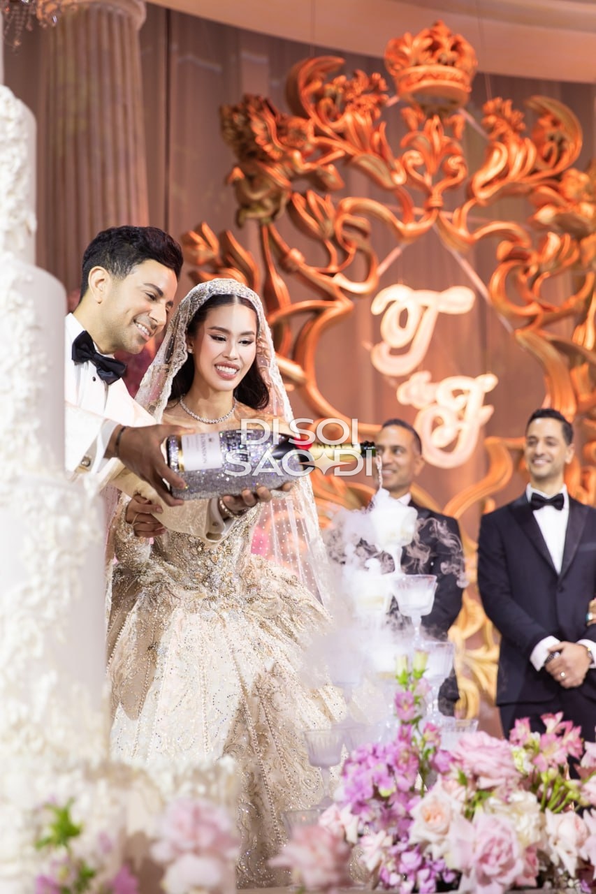 Không ai dám làm giống Cẩm Ly: Mang cả liên khúc miền Tây đến hôn lễ nhà tỷ phú, nhan sắc 50 tuổi quá bén- Ảnh 2. Không ai dám làm giống Cẩm Ly: Mang cả liên khúc miền Tây đến hôn lễ nhà tỷ phú, nhan sắc 50 tuổi quá bén- Ảnh 2.