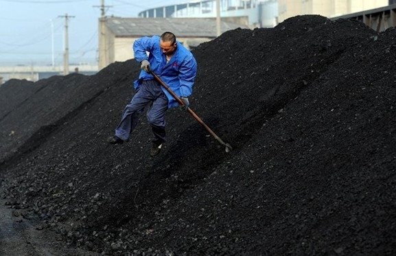 Cơn sốt "vàng đen" trở lại sau 4 năm chạm đáy: 2 quốc gia chủ chốt BRICS tranh thủ gom hàng giữa lúc rét đậm, giá phục hồi mạnh- Ảnh 1.