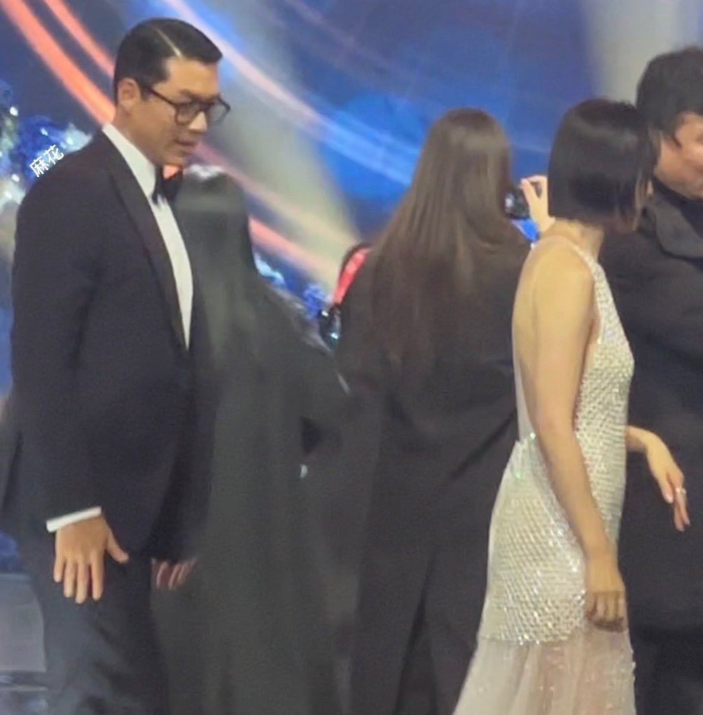 Bớ người ta, Hyun Bin dán mắt vào chỗ nào của Son Ye Jin thế này?- Ảnh 1. Bớ người ta, Hyun Bin dán mắt vào chỗ nào của Son Ye Jin thế này?- Ảnh 1.