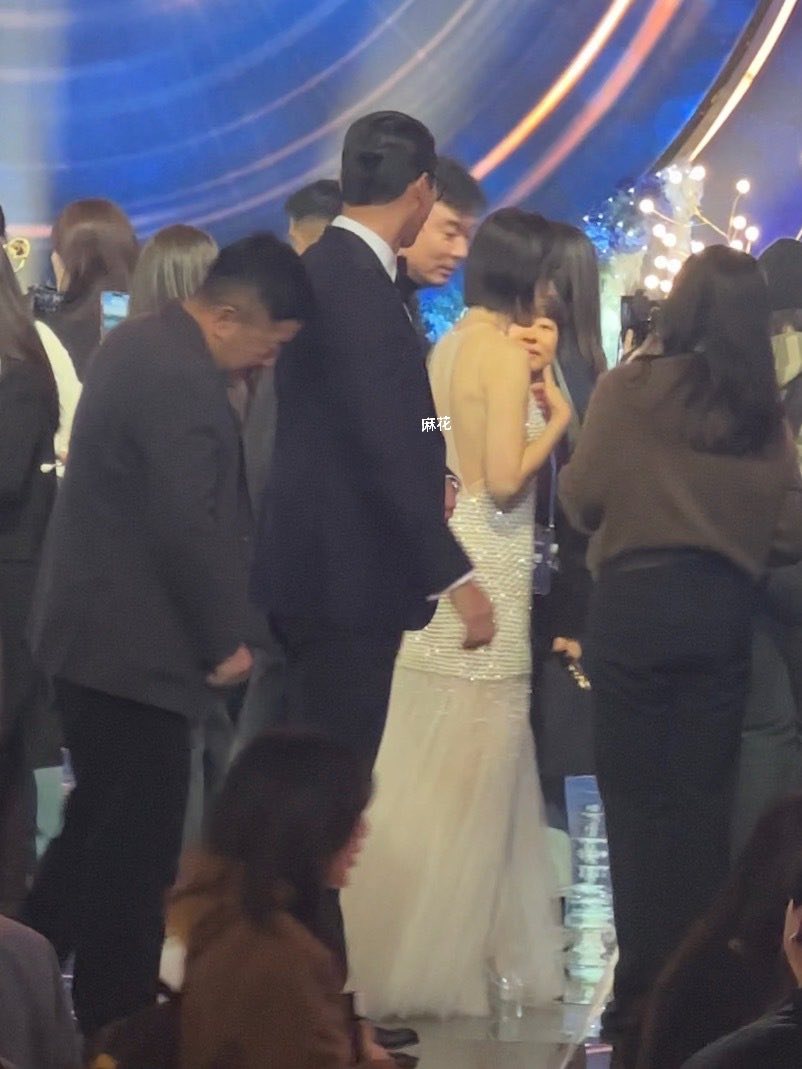 Bớ người ta, Hyun Bin dán mắt vào chỗ nào của Son Ye Jin thế này?- Ảnh 3. Bớ người ta, Hyun Bin dán mắt vào chỗ nào của Son Ye Jin thế này?- Ảnh 3.