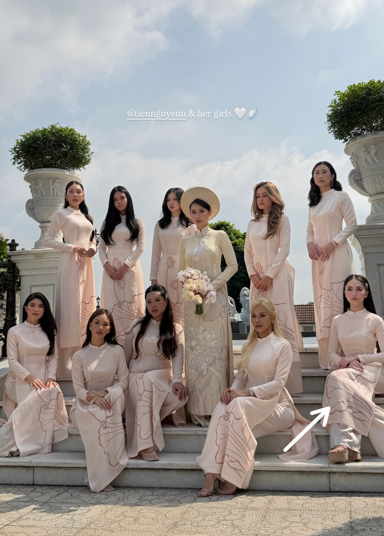 Tổ hợp áo dài hào môn: Hà Tăng, Linh Rin khác biệt nhà chồng; gia đình tỷ phú cài ẩn ý sau 1 chi tiết- Ảnh 9. Tổ hợp áo dài hào môn: Hà Tăng, Linh Rin khác biệt nhà chồng; gia đình tỷ phú cài ẩn ý sau 1 chi tiết- Ảnh 9.