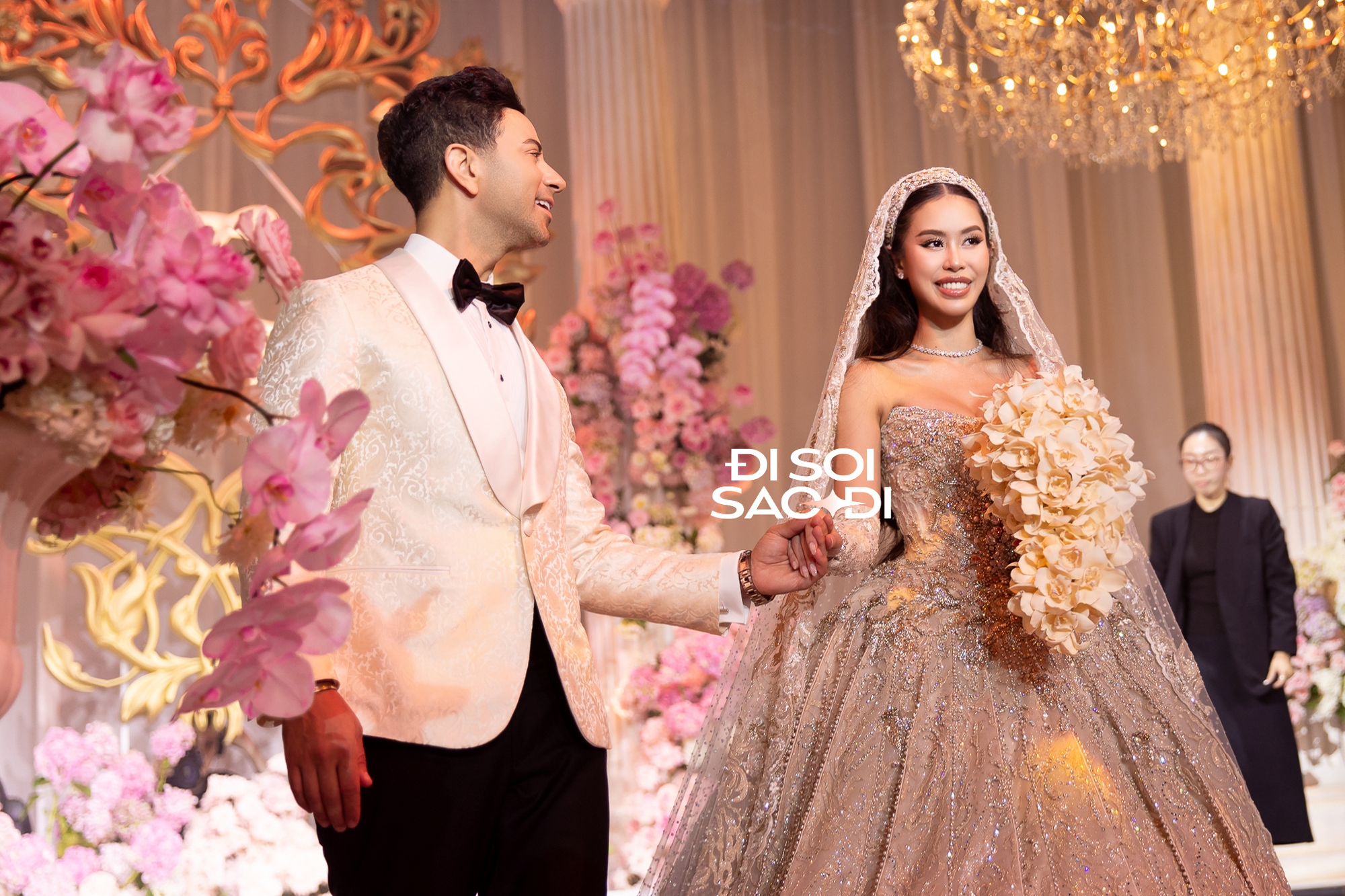 Ái nữ nhà tỷ phú Johnathan Hạnh Nguyễn hoá công chúa trong lễ cưới, visual bùng nổ bên cạnh chồng gốc Dubai- Ảnh 1. Ái nữ nhà tỷ phú Johnathan Hạnh Nguyễn hoá công chúa trong lễ cưới, visual bùng nổ bên cạnh chồng gốc Dubai- Ảnh 1.