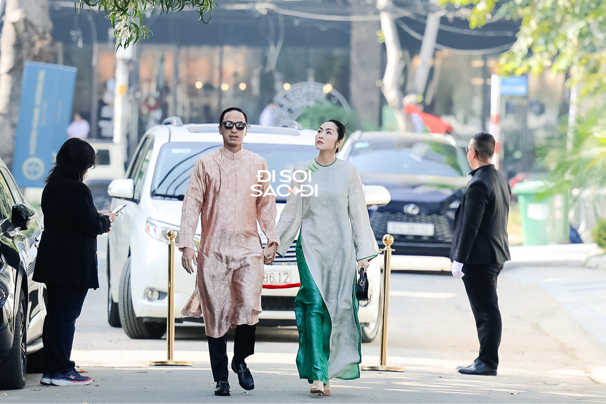 Tăng Thanh Hà nắm chặt tay Louis Nguyễn lộ diện tại đám cưới em gái, visual đỉnh như bìa tạp chí- Ảnh 4. Tăng Thanh Hà nắm chặt tay Louis Nguyễn lộ diện tại đám cưới em gái, visual đỉnh như bìa tạp chí- Ảnh 4.