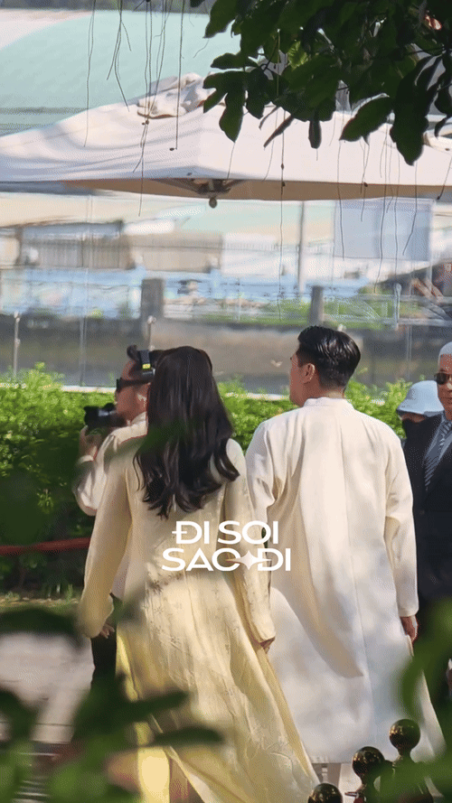 Phillip Nguyễn vừa nắm tay vợ vừa xách túi hiệu, Linh Rin chỉ có việc xinh tại đám cưới Tiên Nguyễn- Ảnh 1. Phillip Nguyễn vừa nắm tay vợ vừa xách túi hiệu, Linh Rin chỉ có việc xinh tại đám cưới Tiên Nguyễn- Ảnh 1.