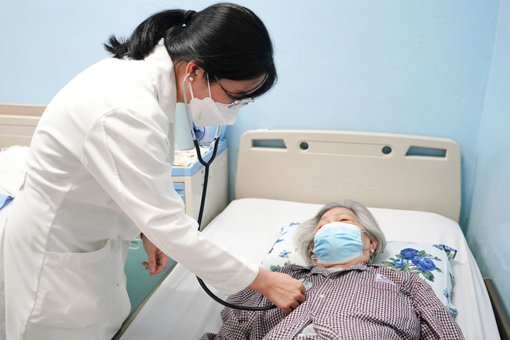 Căn bệnh nguy hiểm tấn công người cao tuổi trong thời tiết giao mùa- Ảnh 1.