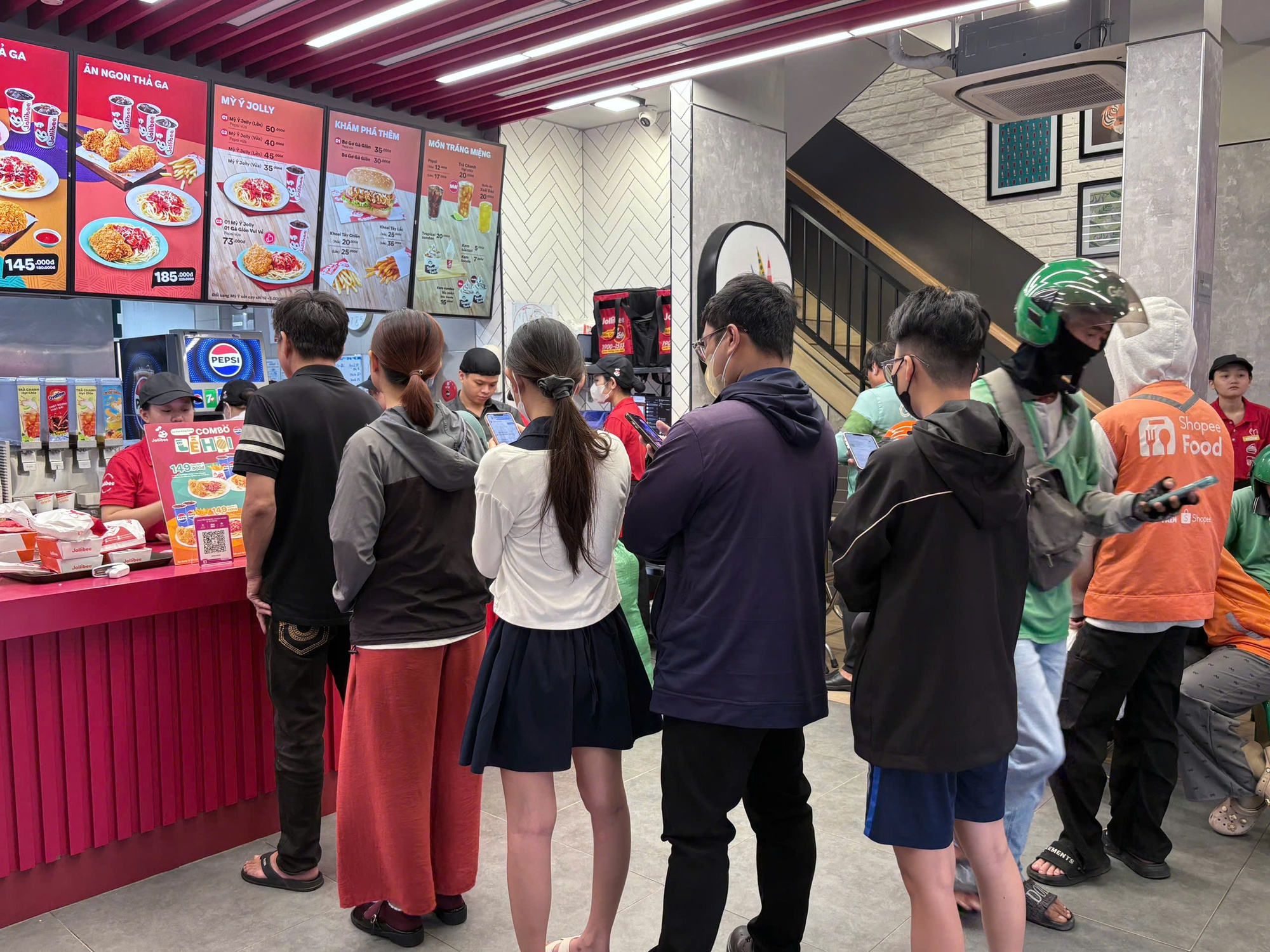 Trào lưu xếp hàng mua gà rán "săn tuần lộc" gây sốt trong giới trẻ mùa Noel 2025- Ảnh 4.