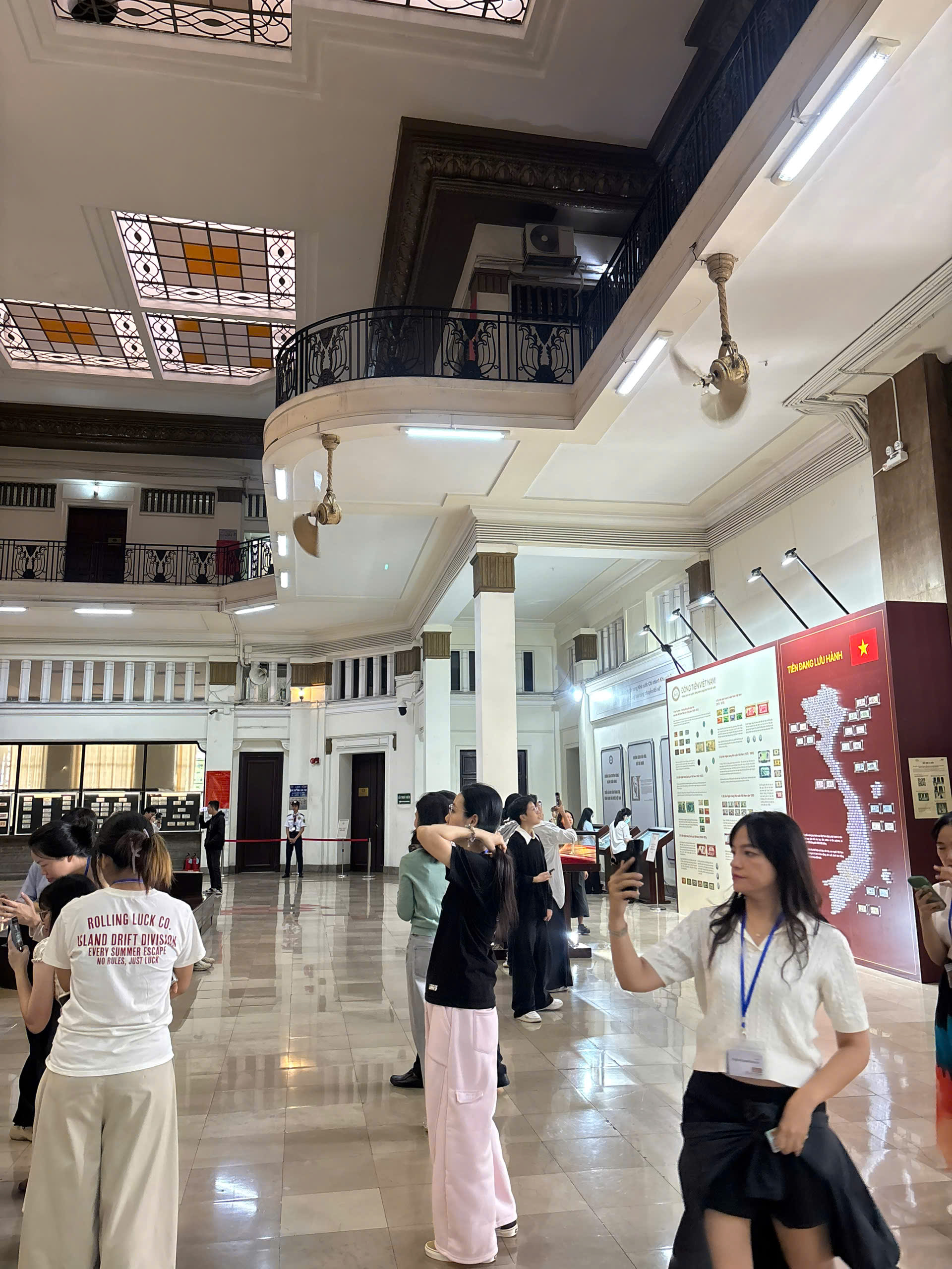 Bên trong căn phòng đầy tiền mặt tại Ngân hàng Nhà nước Việt Nam, lần đầu mở cửa công khai cho người dân chiêm ngưỡng- Ảnh 2. Bên trong căn phòng đầy tiền mặt tại Ngân hàng Nhà nước Việt Nam, lần đầu mở cửa công khai cho người dân chiêm ngưỡng- Ảnh 2.