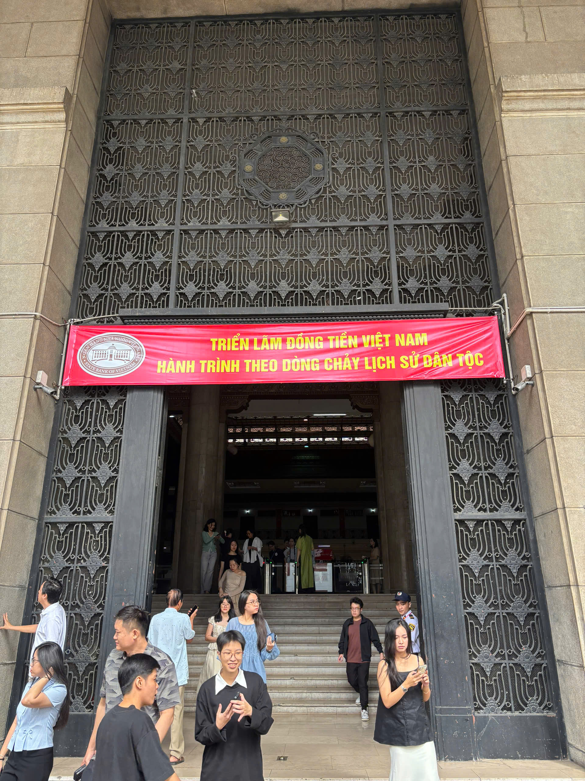 Bên trong căn phòng đầy tiền mặt tại Ngân hàng Nhà nước Việt Nam, lần đầu mở cửa công khai cho người dân chiêm ngưỡng- Ảnh 1. Bên trong căn phòng đầy tiền mặt tại Ngân hàng Nhà nước Việt Nam, lần đầu mở cửa công khai cho người dân chiêm ngưỡng- Ảnh 1.