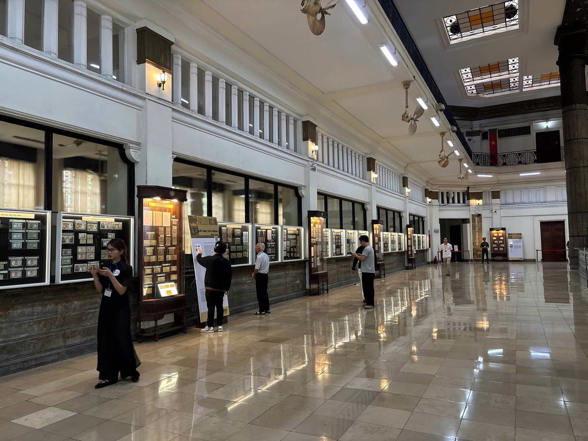 Bên trong căn phòng đầy tiền mặt tại Ngân hàng Nhà nước Việt Nam, lần đầu mở cửa công khai cho người dân chiêm ngưỡng- Ảnh 10. Bên trong căn phòng đầy tiền mặt tại Ngân hàng Nhà nước Việt Nam, lần đầu mở cửa công khai cho người dân chiêm ngưỡng- Ảnh 10.