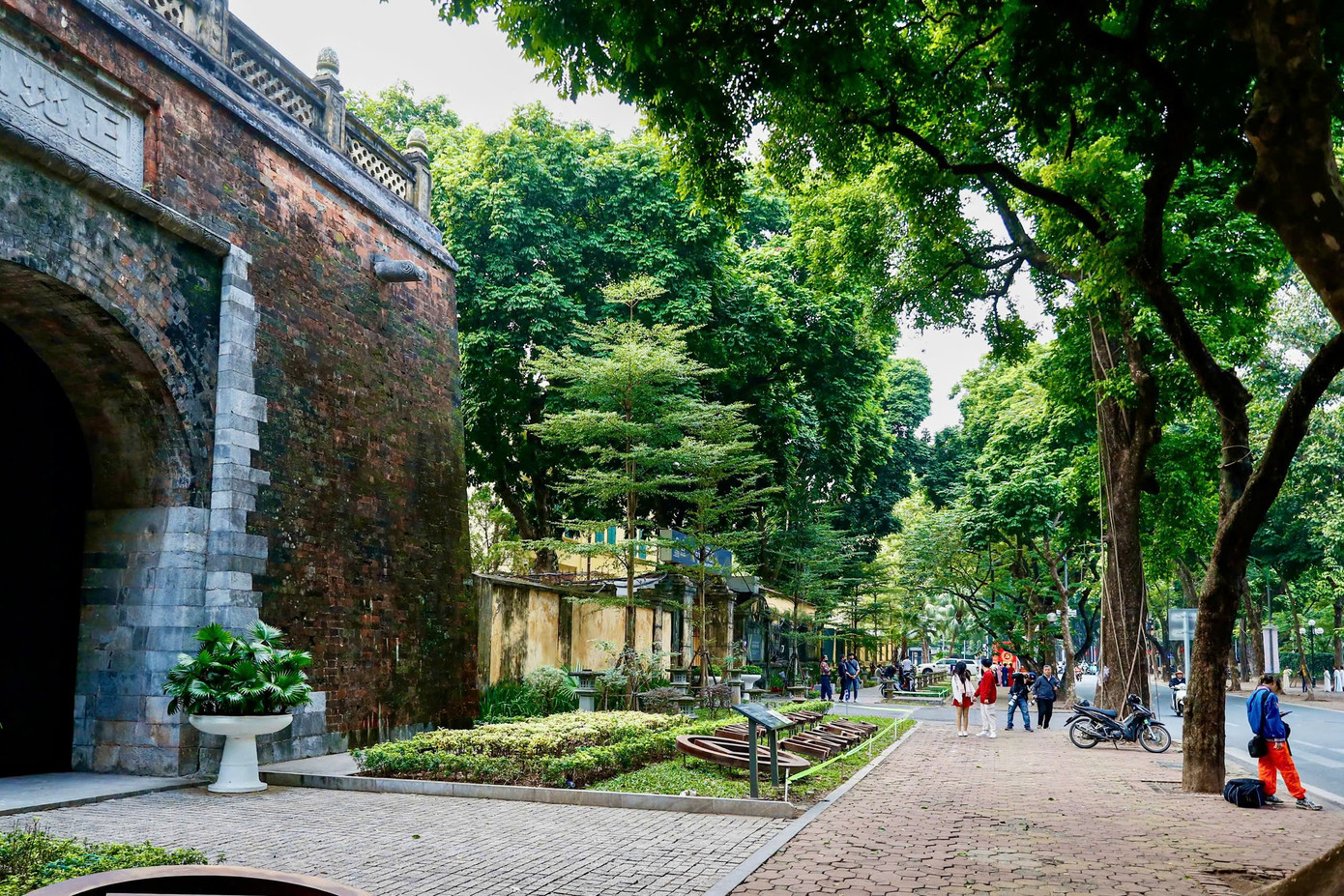 Cảnh lạ trên con đường lãng mạn đông ‘nàng thơ’ nhất Hà Nội- Ảnh 14.