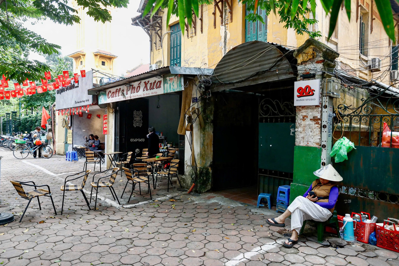 Cảnh lạ trên con đường lãng mạn đông ‘nàng thơ’ nhất Hà Nội- Ảnh 15.