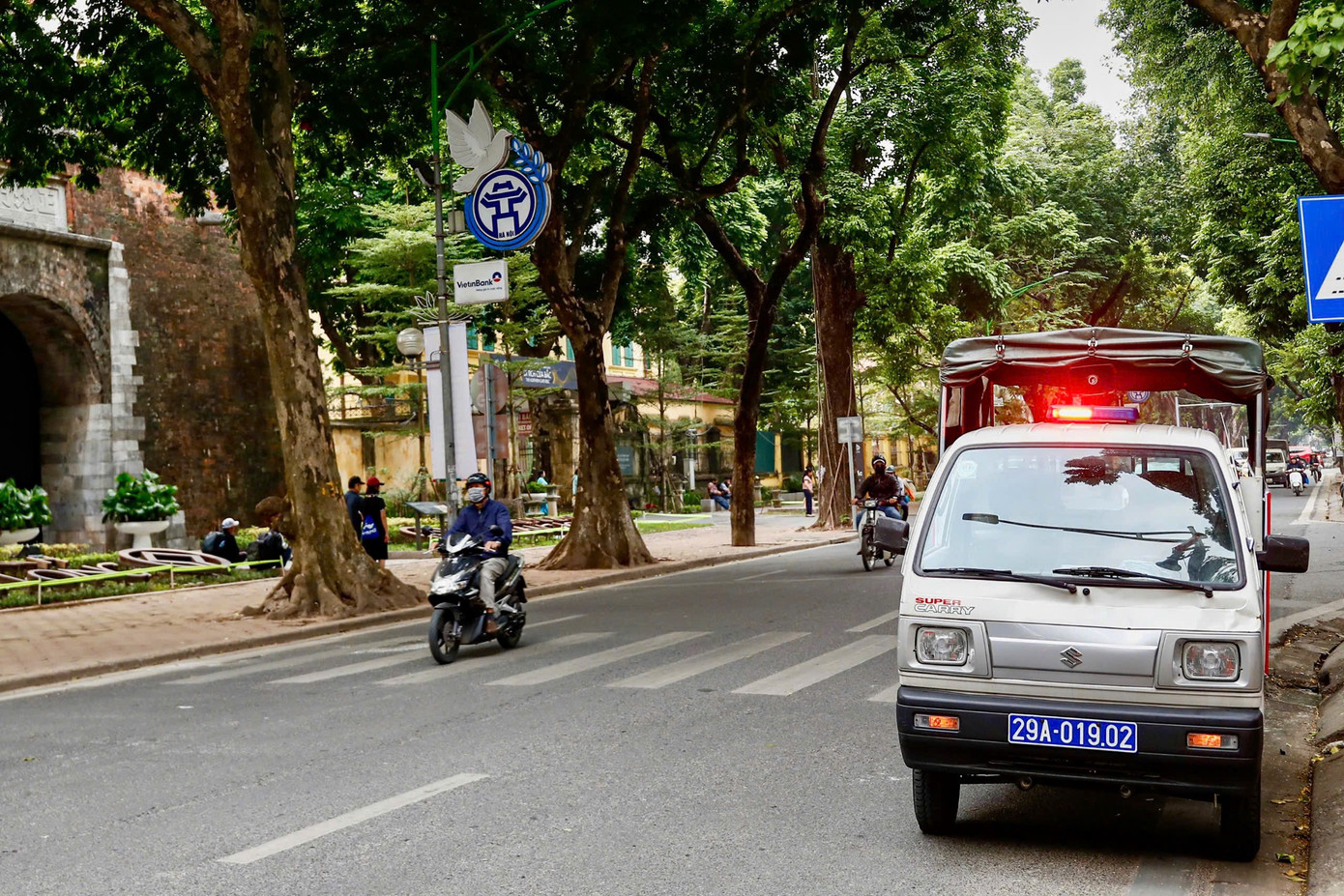 Cảnh lạ trên con đường lãng mạn đông ‘nàng thơ’ nhất Hà Nội- Ảnh 9.
