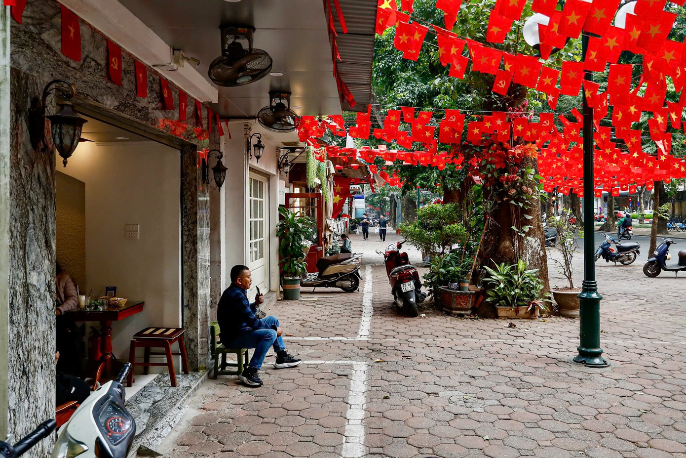 Cảnh lạ trên con đường lãng mạn đông ‘nàng thơ’ nhất Hà Nội- Ảnh 17.