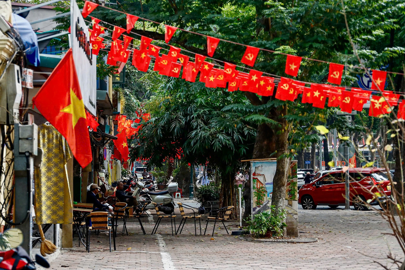 Cảnh lạ trên con đường lãng mạn đông ‘nàng thơ’ nhất Hà Nội- Ảnh 13.