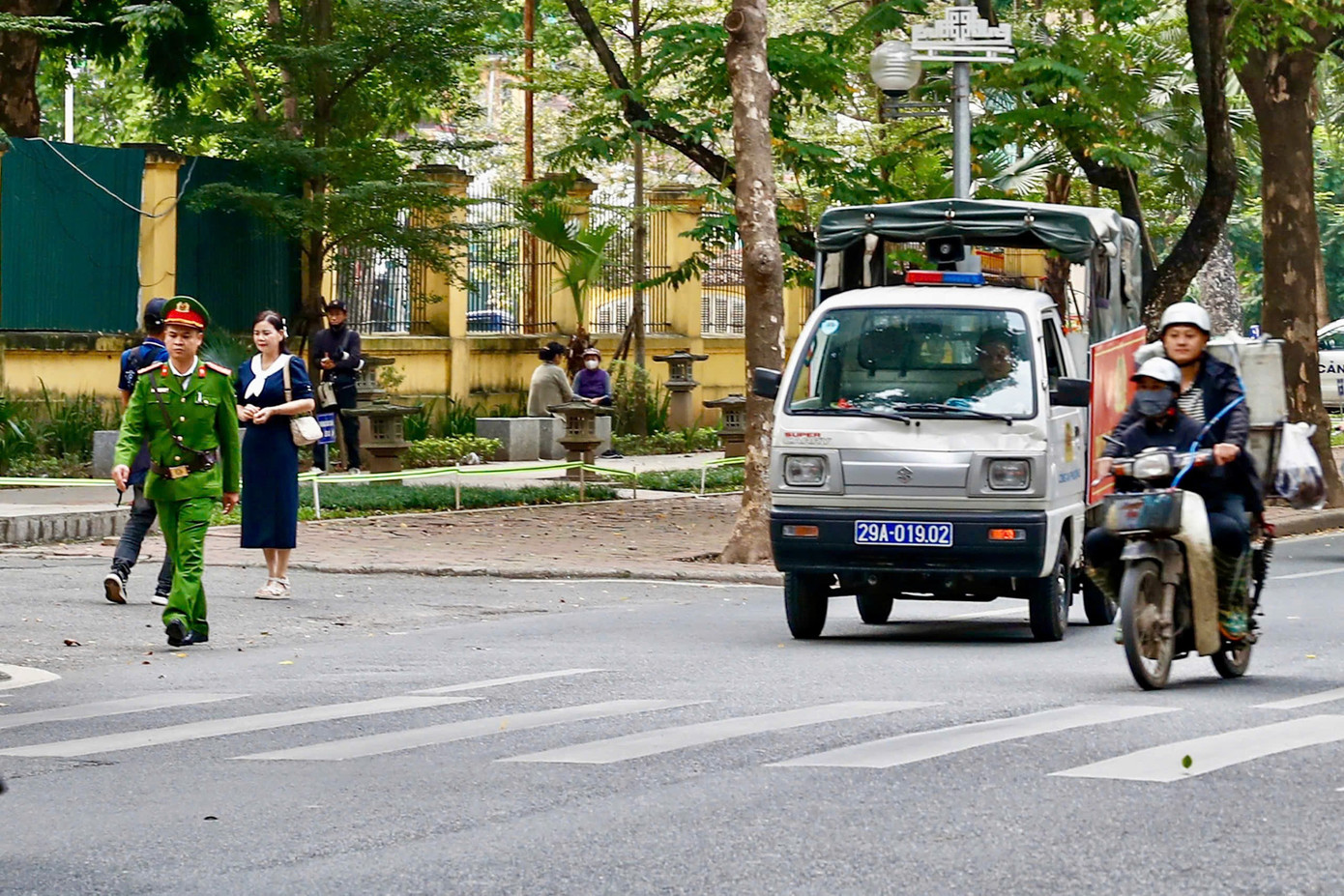 Cảnh lạ trên con đường lãng mạn đông ‘nàng thơ’ nhất Hà Nội- Ảnh 8.