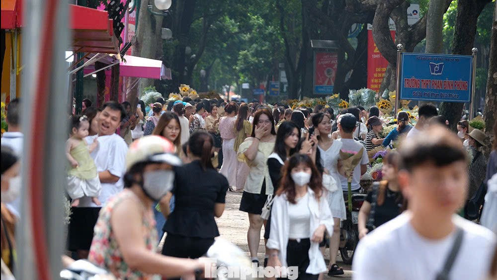 Cảnh lạ trên con đường lãng mạn đông ‘nàng thơ’ nhất Hà Nội- Ảnh 1.