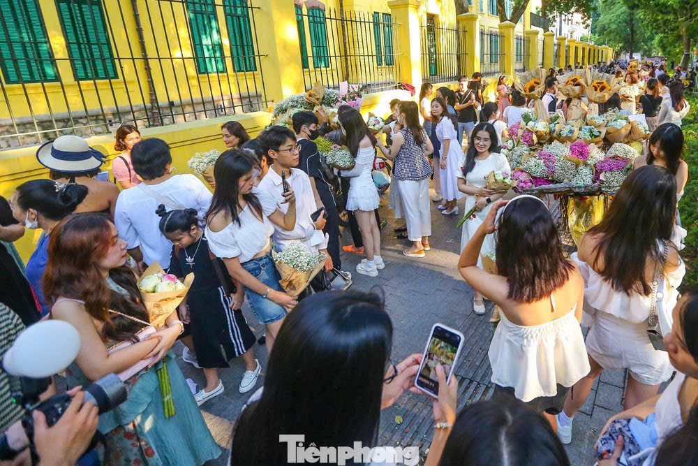 Cảnh lạ trên con đường lãng mạn đông ‘nàng thơ’ nhất Hà Nội- Ảnh 3.