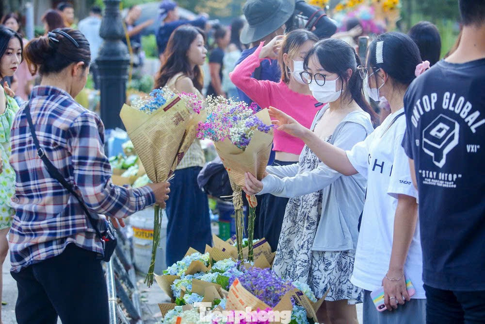 Cảnh lạ trên con đường lãng mạn đông ‘nàng thơ’ nhất Hà Nội- Ảnh 2.